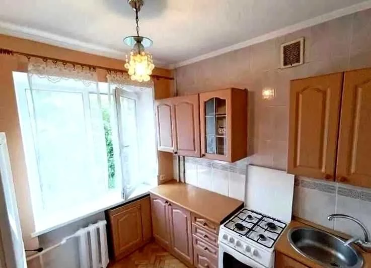 Продається 2-кімнатна квартира в районі біля Дворця Спорту, пр. Григоренка, 4/