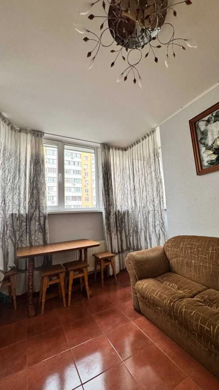 Продается просторная 1-комнатная квартира с кухней 15 м²