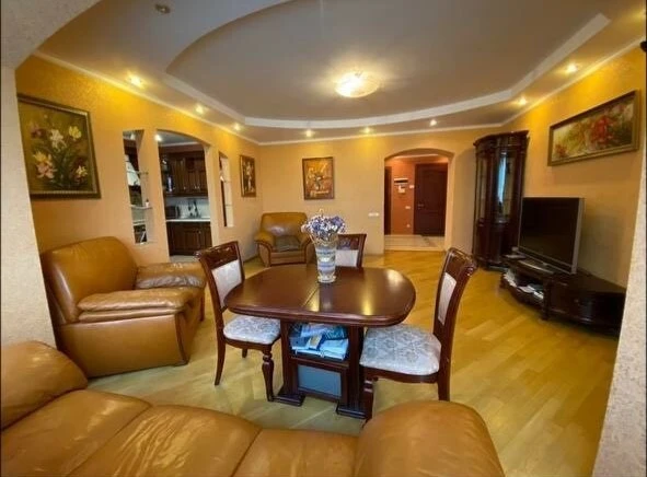 Rent of a 3-room apartment 110 sq m, Lesi Ukrainky st., 21