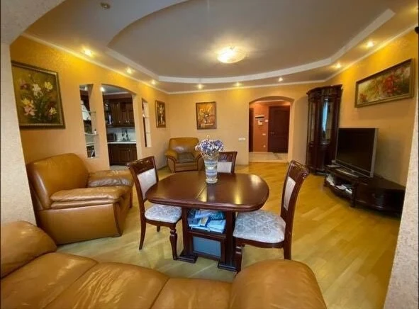 Rent of a 3-room apartment 110 sq m, Lesi Ukrainky st., 21