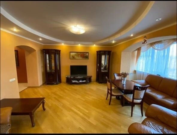 Rent of a 3-room apartment 110 sq m, Lesi Ukrainky st., 21