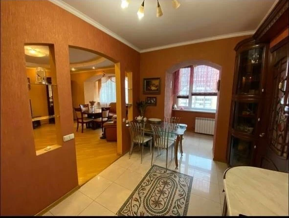 Rent of a 3-room apartment 110 sq m, Lesi Ukrainky st., 21