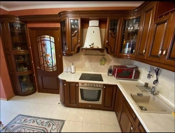Rent of a 3-room apartment 110 sq m, Lesi Ukrainky st., 21
