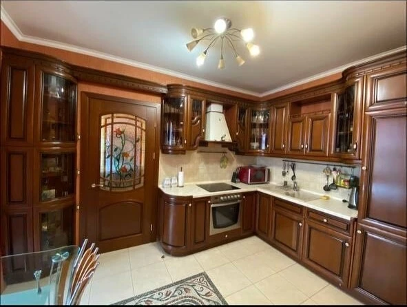 Rent of a 3-room apartment 110 sq m, Lesi Ukrainky st., 21