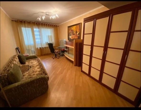 Rent of a 3-room apartment 110 sq m, Lesi Ukrainky st., 21