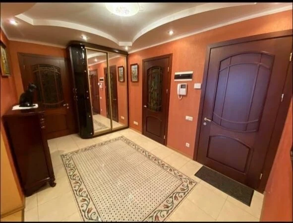 Rent of a 3-room apartment 110 sq m, Lesi Ukrainky st., 21