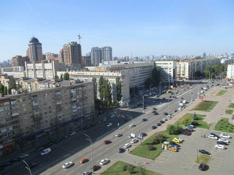 Rent of a 3-room apartment 110 sq m, Lesi Ukrainky st., 21