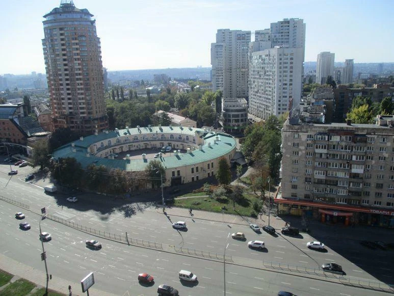Rent of a 3-room apartment 110 sq m, Lesi Ukrainky st., 21