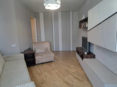 Сдается современная квартира, Глушкова 9В, дом с котельной,