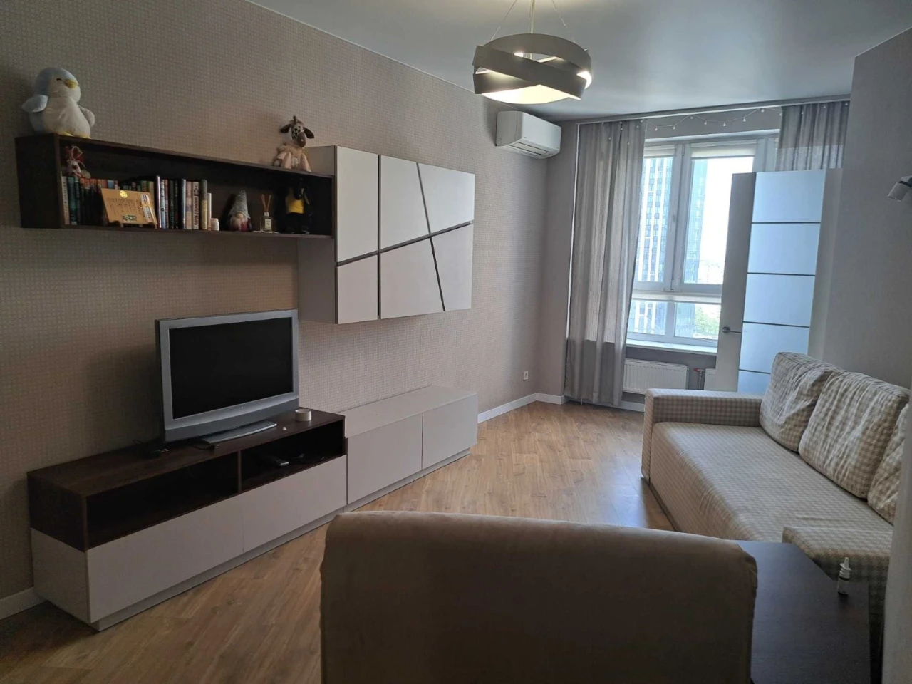 Сдается современная квартира, Глушкова 9В, дом с котельной,