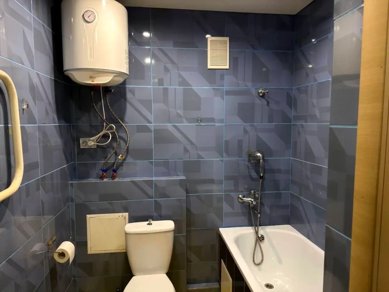 Rent 1-bedroom apartment 35 sq m on the 4th floor.