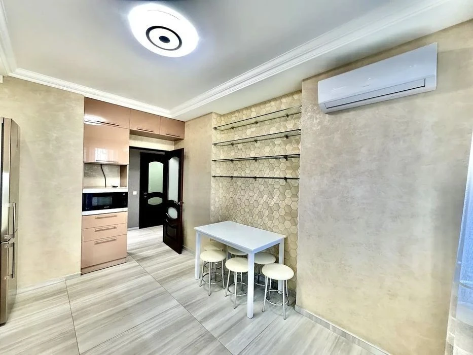 Selling a stylish 3-room apartment with renovation in the Obolon Ska residential complex