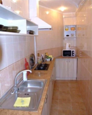 Продам 2-кімнатну квартиру в центрі, біля площі Конституції