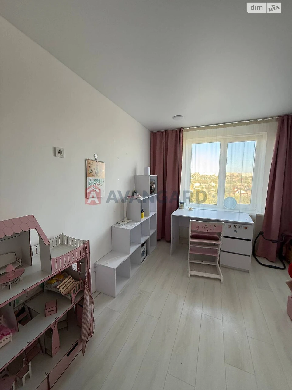 Продаж Квартиры, Комунарський
