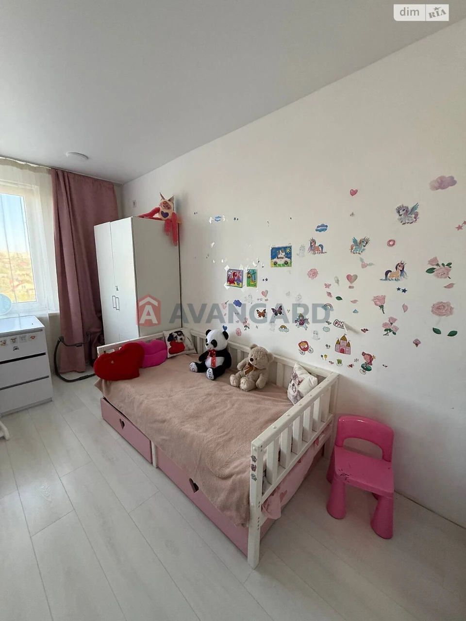 Продаж Квартиры, Комунарський