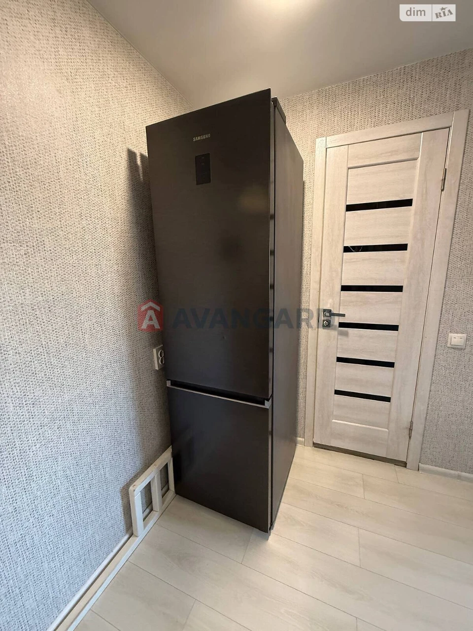 Продаж Квартиры, Комунарський