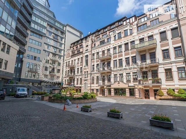 Sale of 7-room apartment 328.5 sq. m. on Velyka Zhytomyrska Street 20