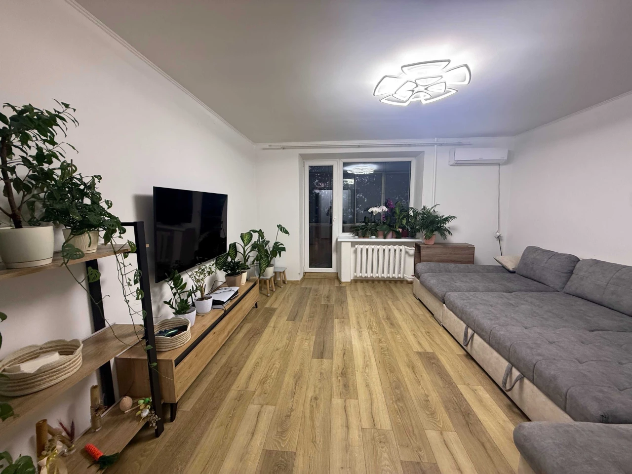 Sale of a three-room apartment in a brick building on Strys Street