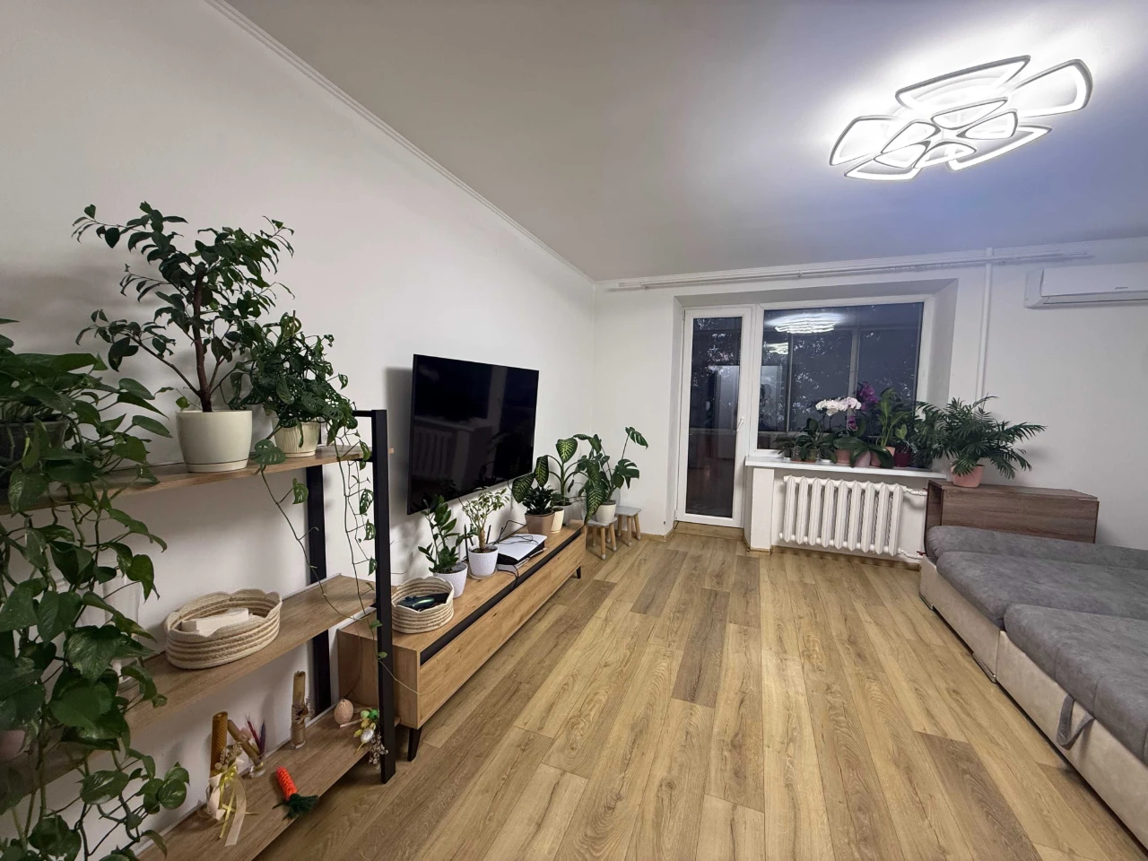 Sale of a three-room apartment in a brick building on Strys Street