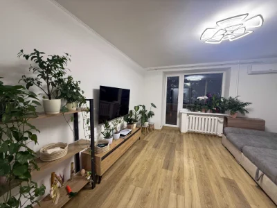 Sale of a three-room apartment in a brick building on Strys Street
