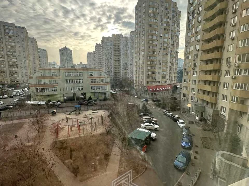 Apartment. Дніпровська набережна вул.