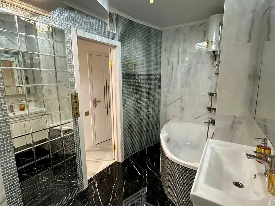 Apartment. Дніпровська набережна вул.