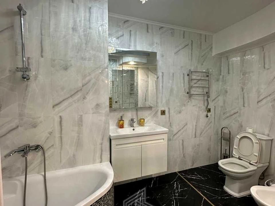Apartment. Дніпровська набережна вул.