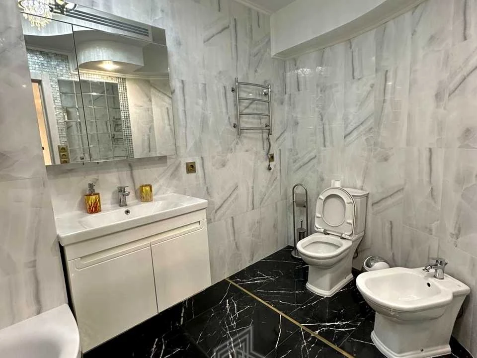 Apartment. Дніпровська набережна вул.