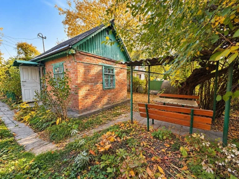 Продаж: дачний будинок на земельній ділянці,