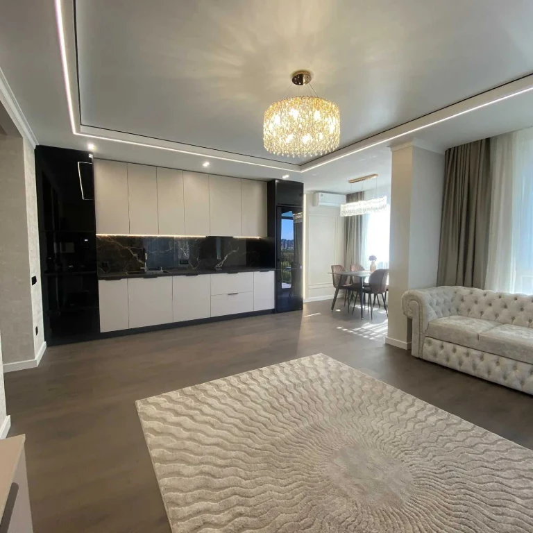 Selling 3-room apartment with renovation in a new residential complex.