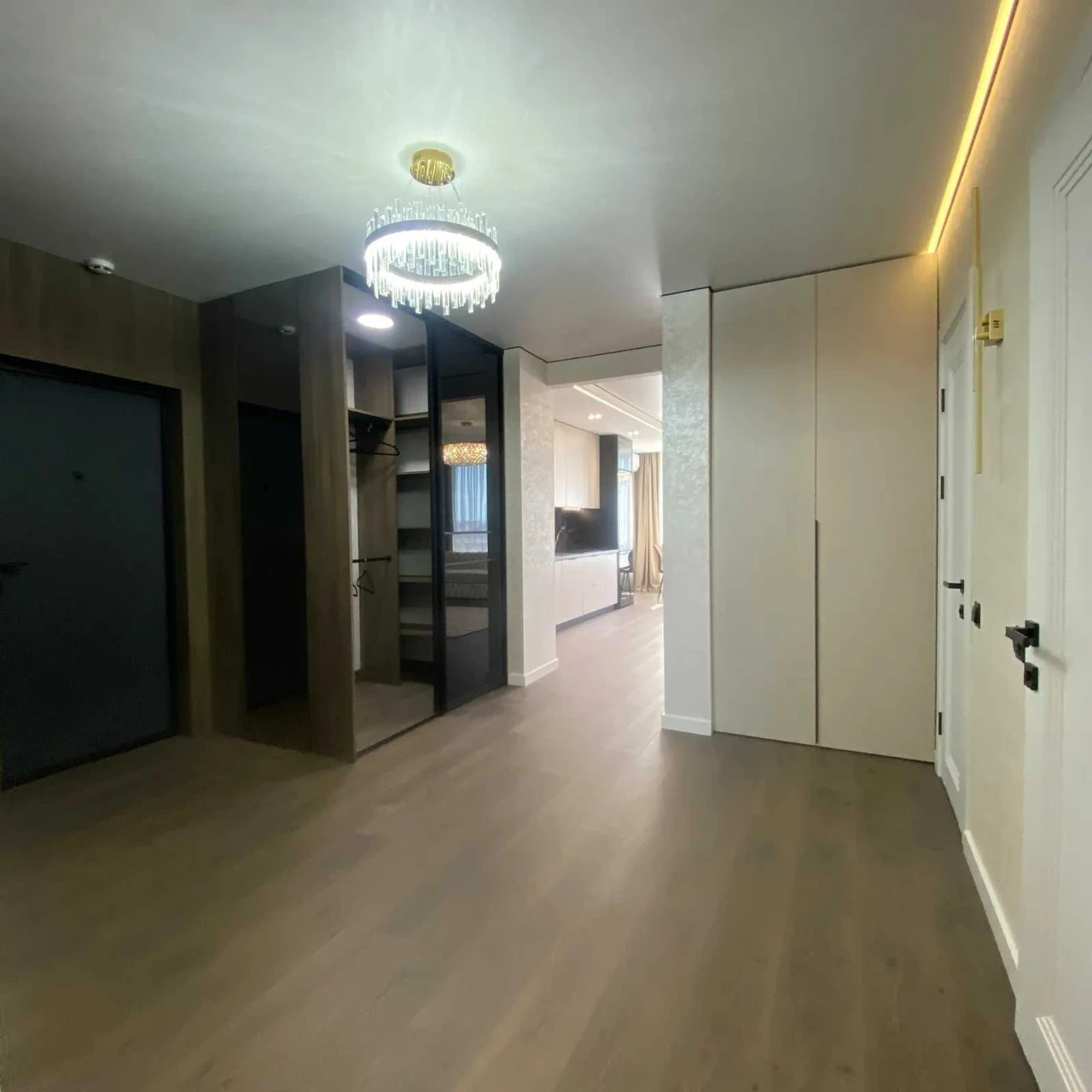 Selling 3-room apartment with renovation in a new residential complex.