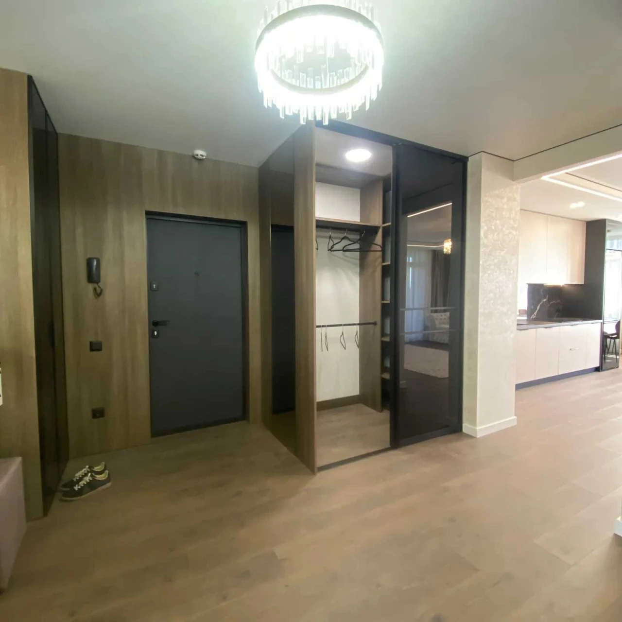 Selling 3-room apartment with renovation in a new residential complex.
