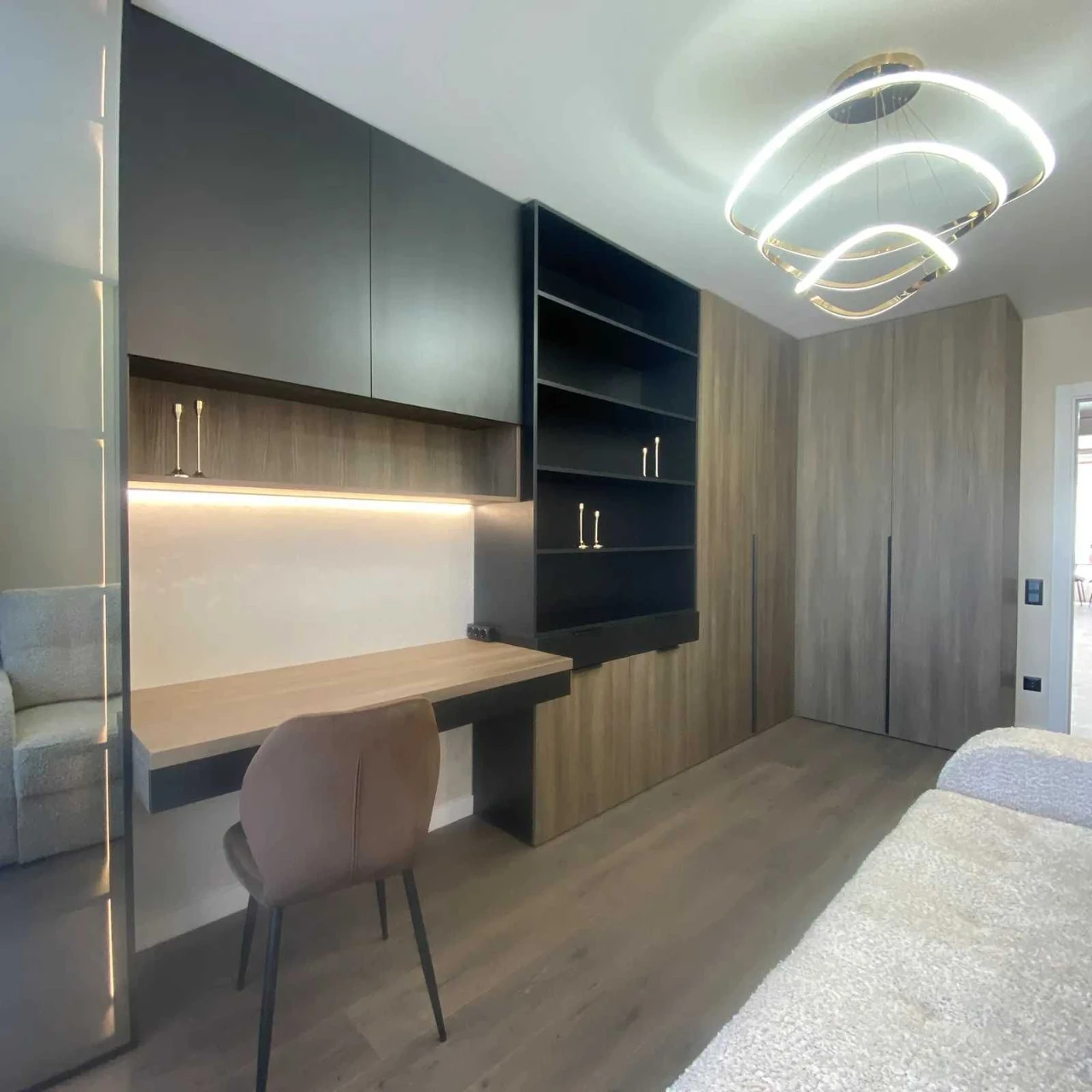 Selling 3-room apartment with renovation in a new residential complex.