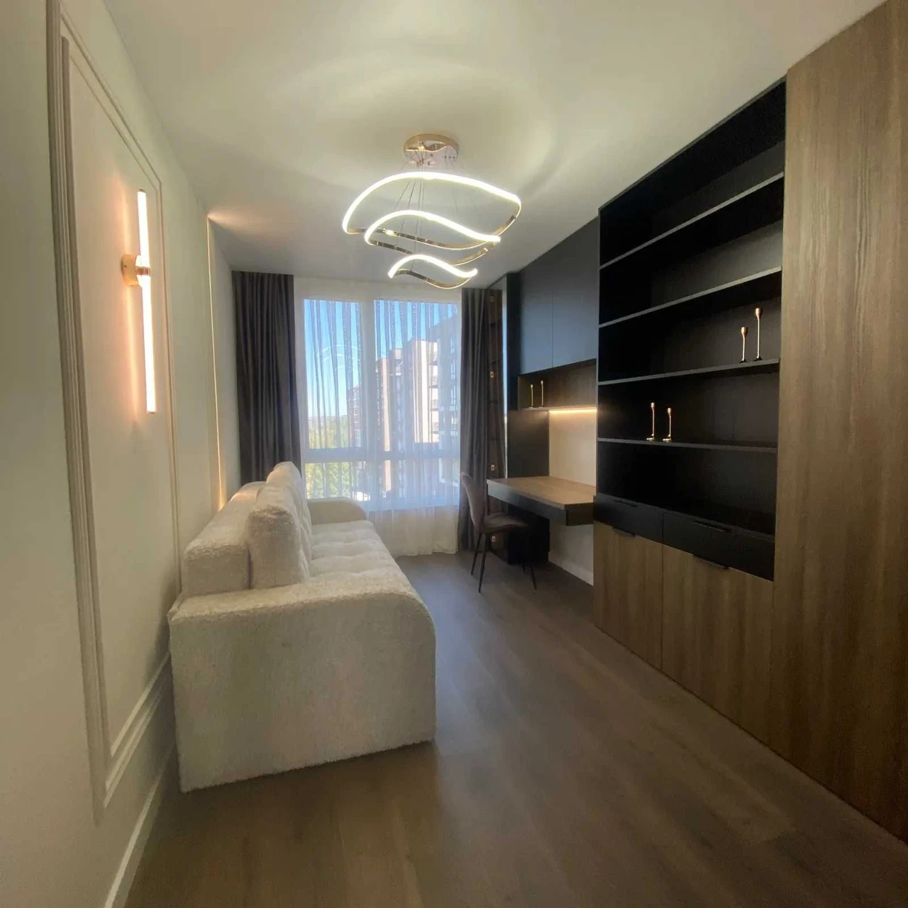 Selling 3-room apartment with renovation in a new residential complex.