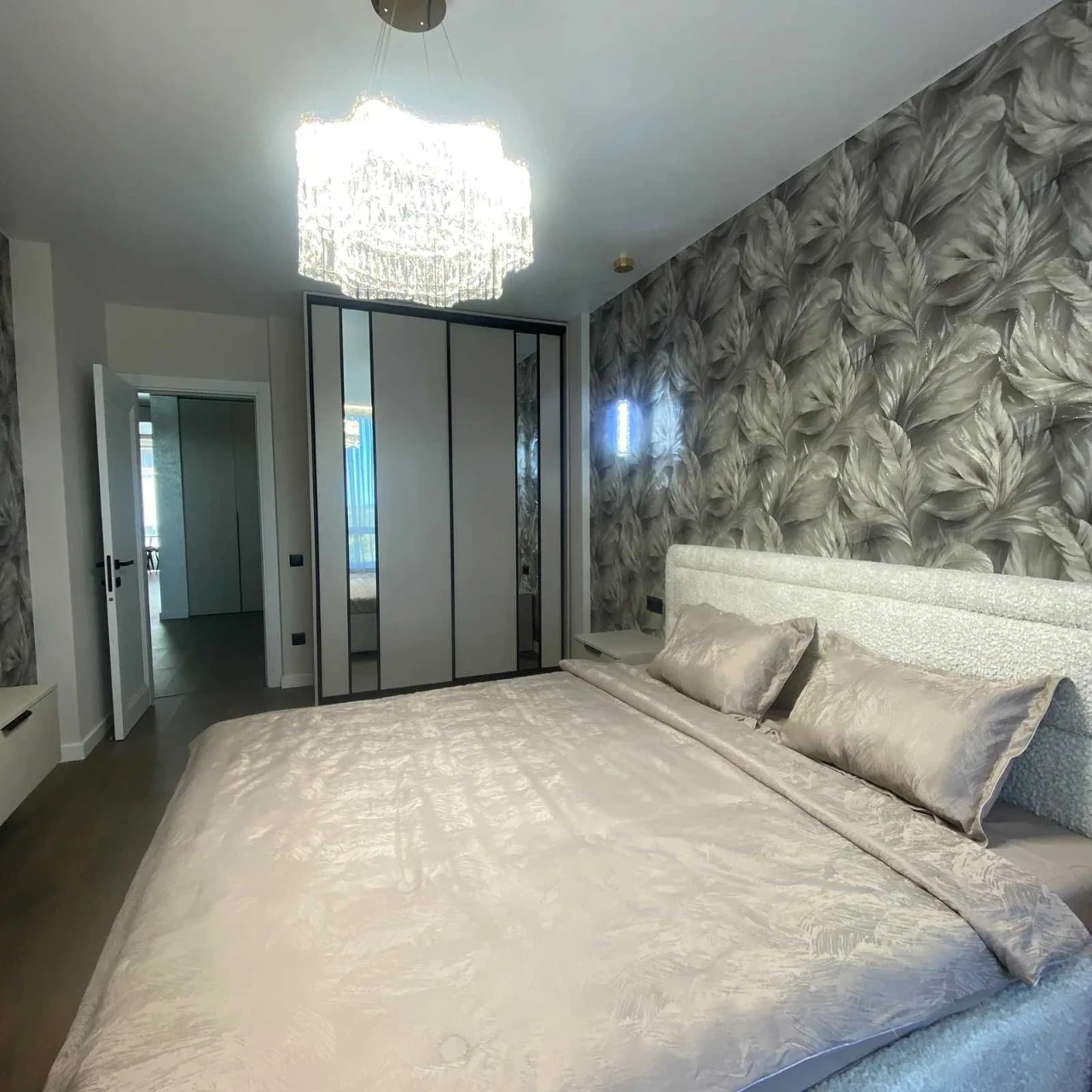 Selling 3-room apartment with renovation in a new residential complex.