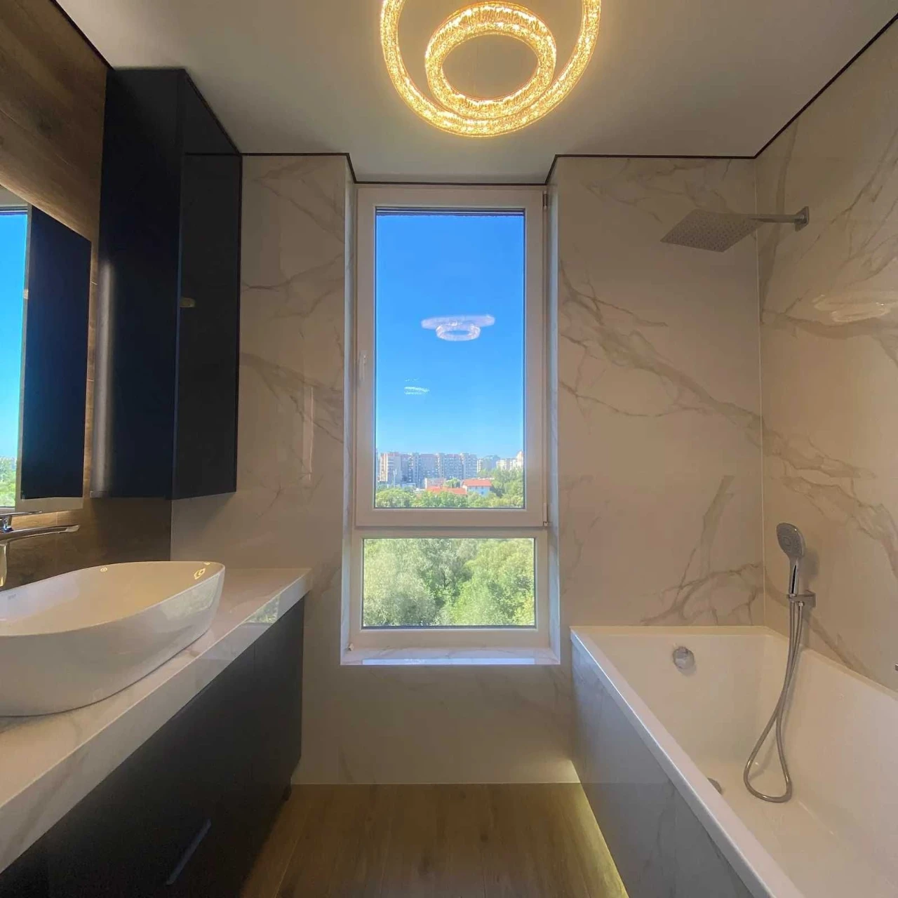 Selling 3-room apartment with renovation in a new residential complex.