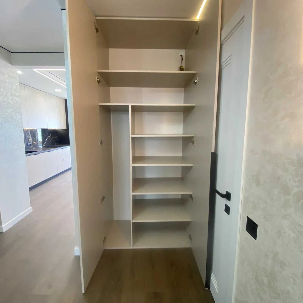 Selling 3-room apartment with renovation in a new residential complex.