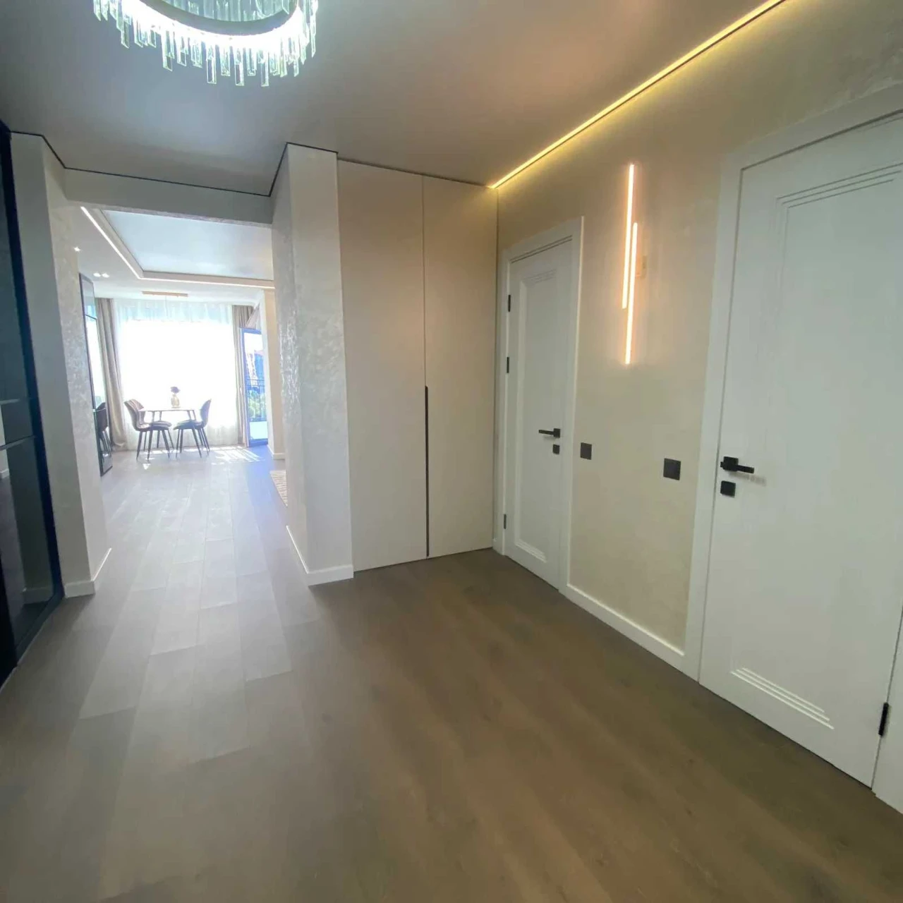 Selling 3-room apartment with renovation in a new residential complex.