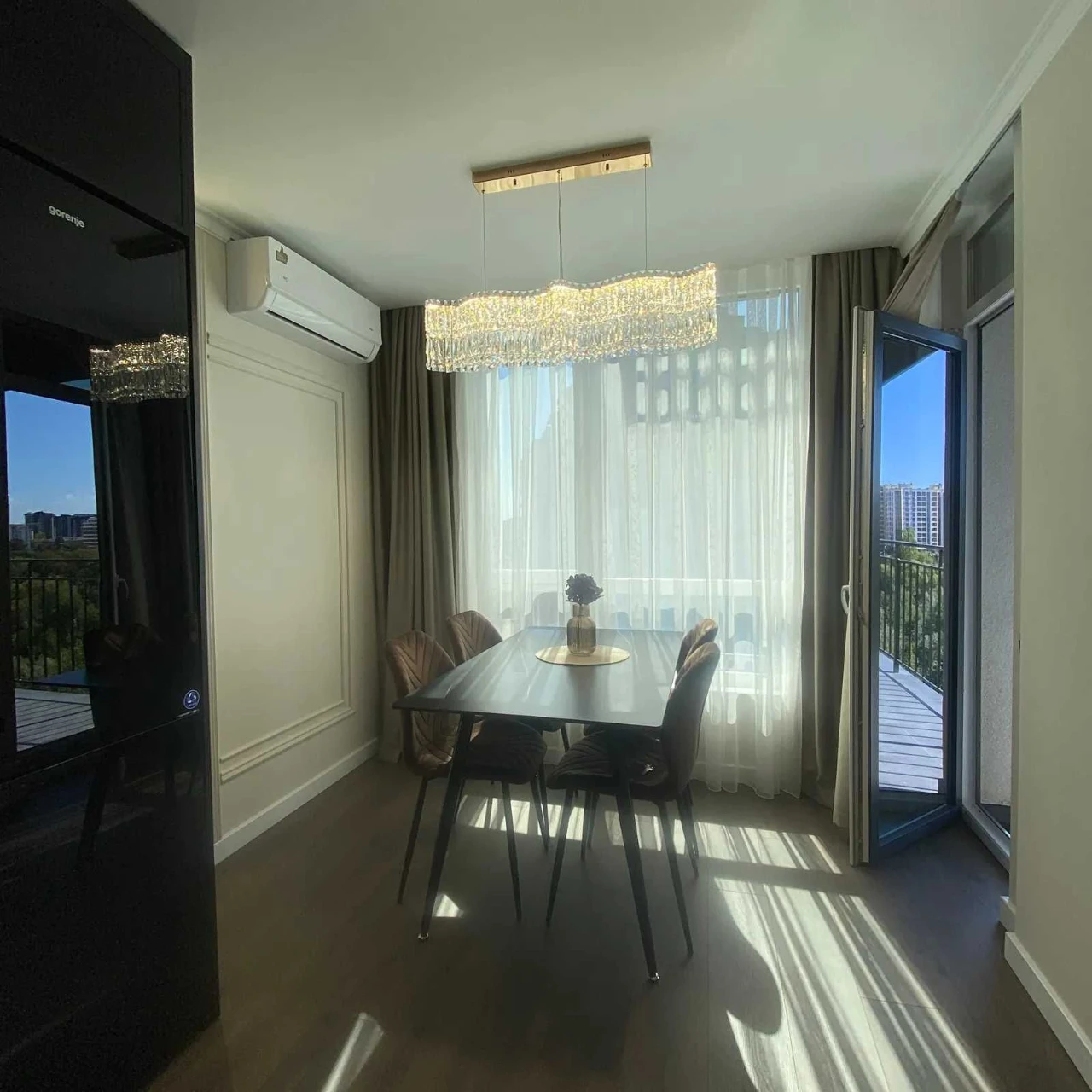 Selling 3-room apartment with renovation in a new residential complex.