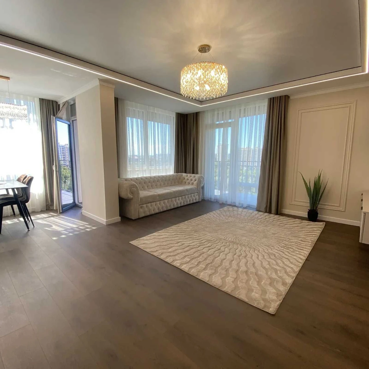 Selling 3-room apartment with renovation in a new residential complex.