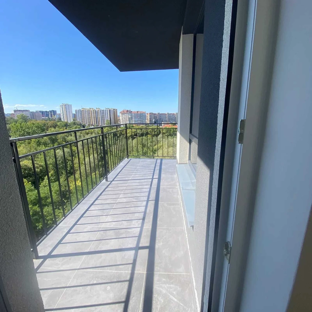 Selling 3-room apartment with renovation in a new residential complex.