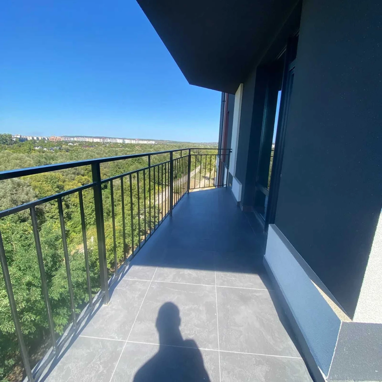 Selling 3-room apartment with renovation in a new residential complex.
