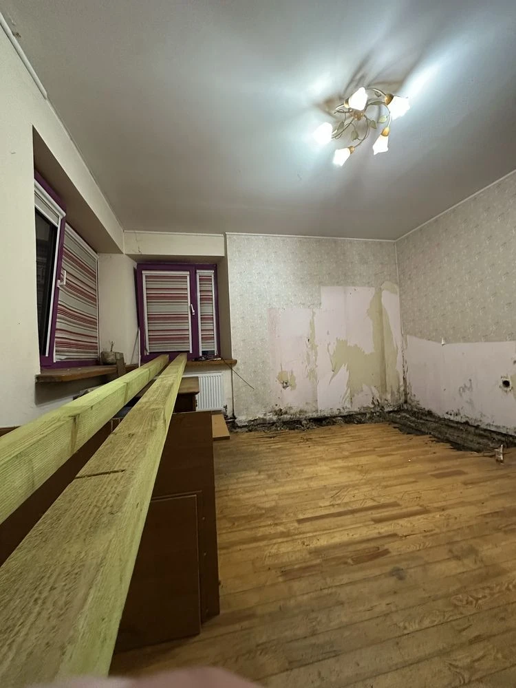 Apartment with a private courtyard and garage near Шевchenko Park (