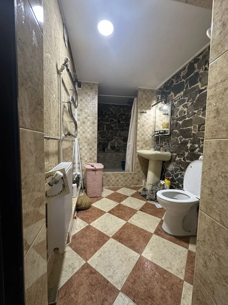 Apartment with a private courtyard and garage near Шевchenko Park (