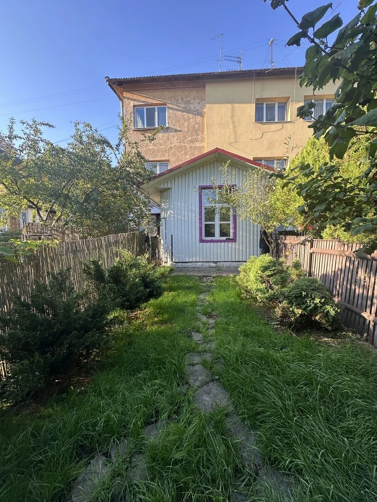 Apartment with a private courtyard and garage near Шевchenko Park (