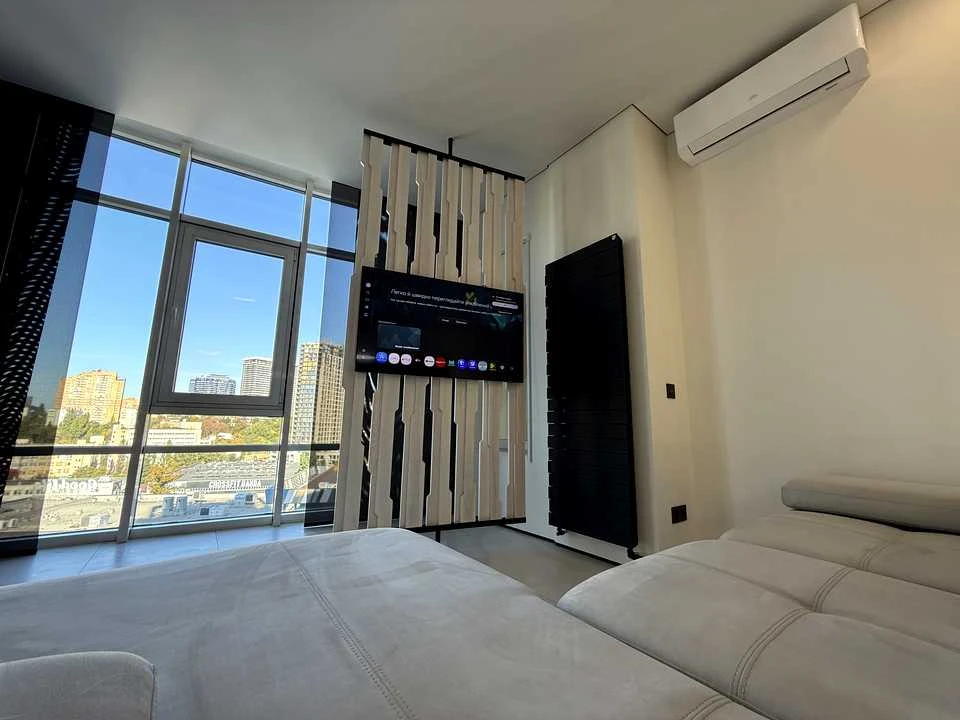 Apartment. Kyiv, Saperne Pole Street