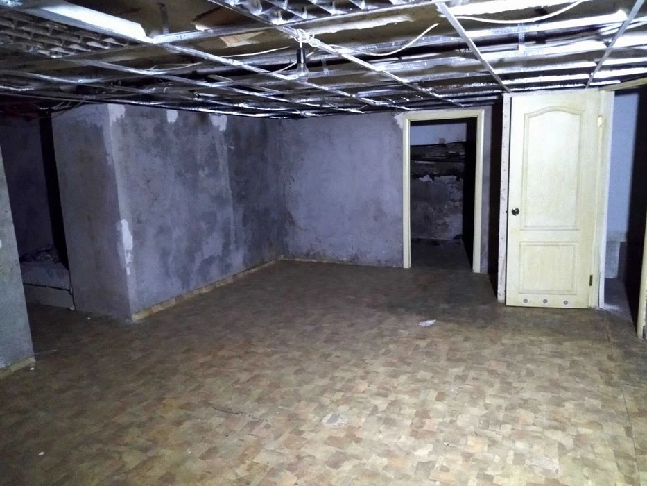 3 rooms of 89 m2 on Metalurgov in the basement of Vozle MakD