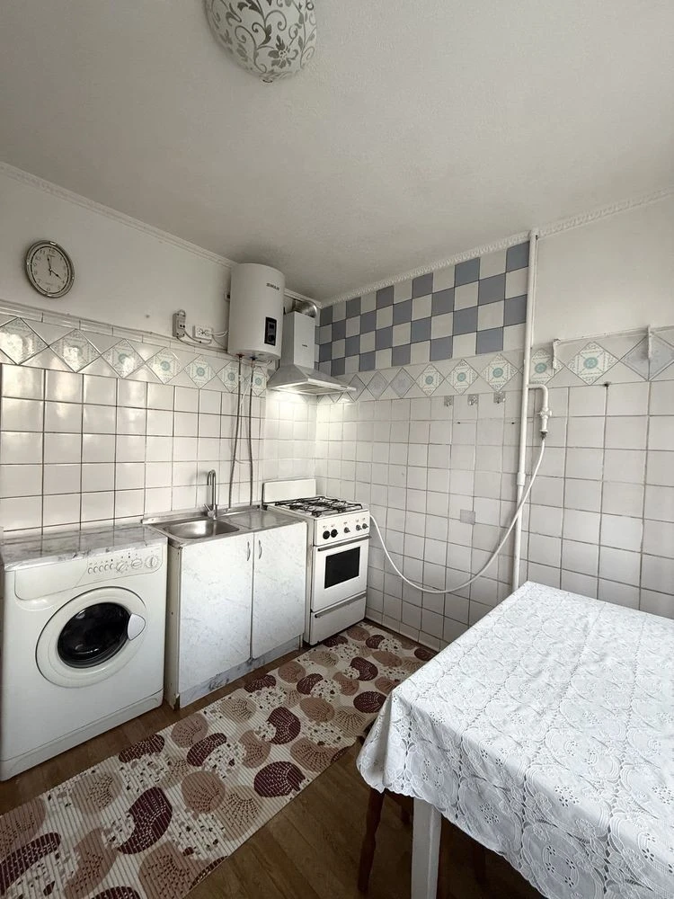 Rent a 3-bedroom apartment on Hnata Yuri. Borschagivka, Koli