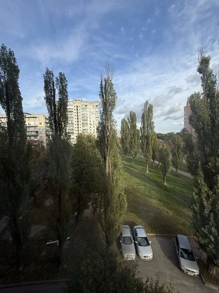 Rent a 3-bedroom apartment on Hnata Yuri. Borschagivka, Koli
