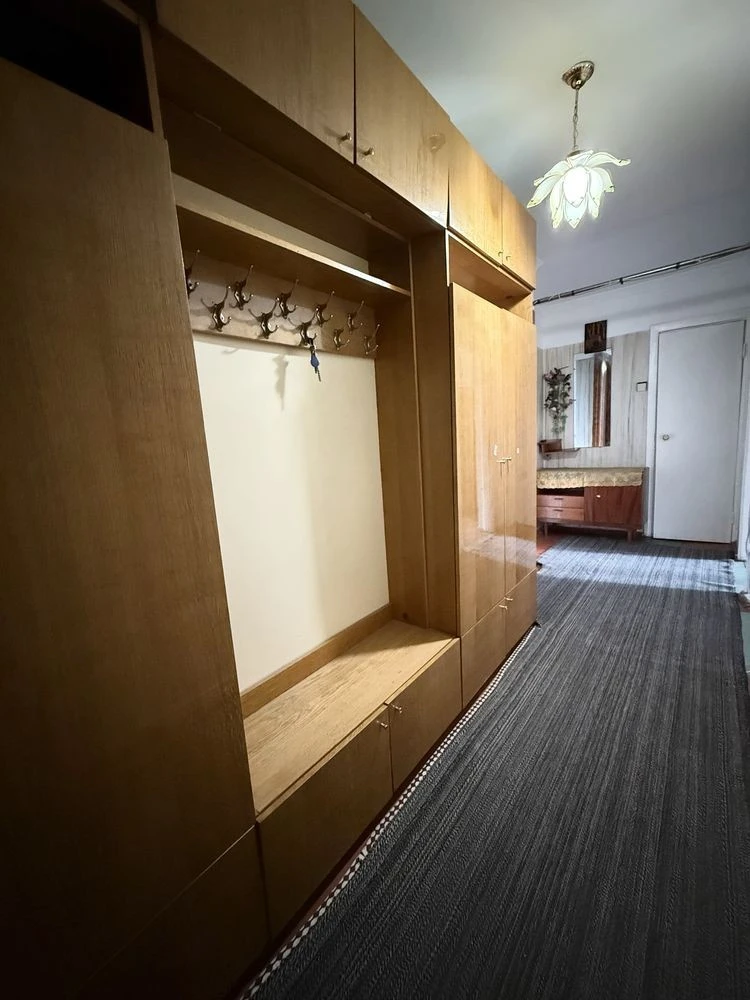 Rent a 3-bedroom apartment on Hnata Yuri. Borschagivka, Koli